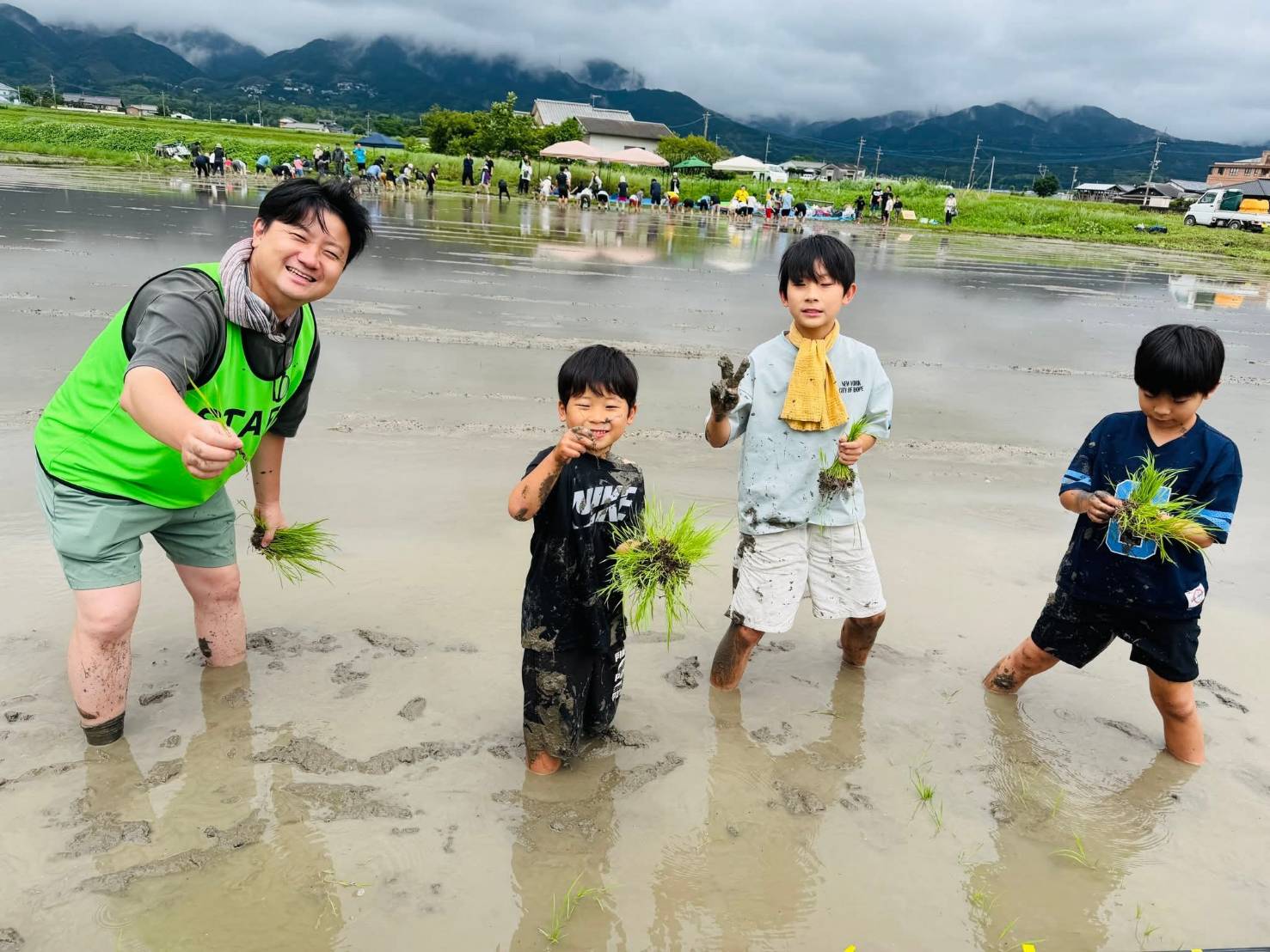 親子で田植え体験