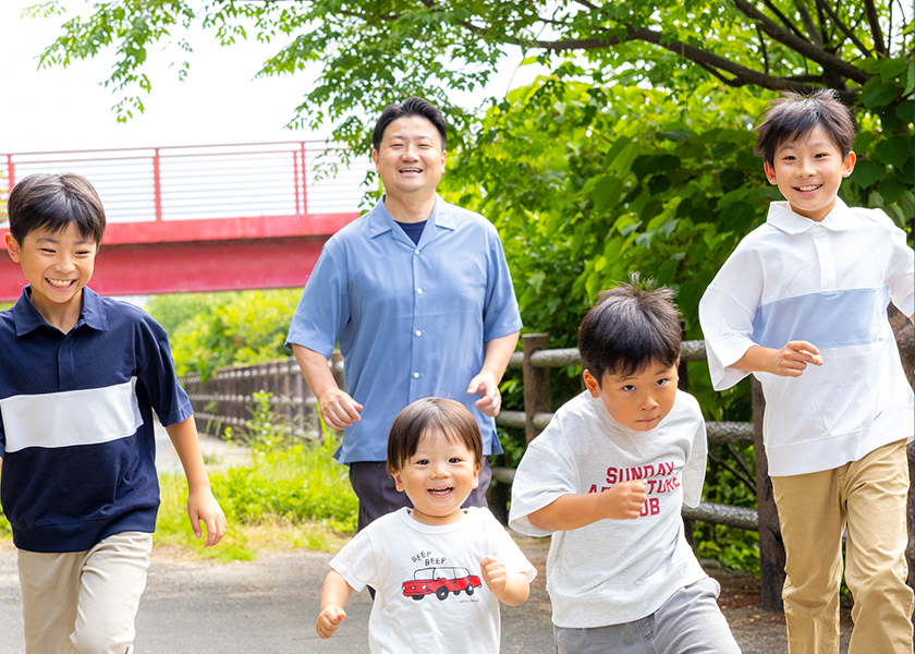 子どもたちと公園を走るかぢ大希
